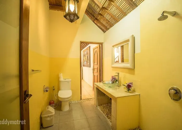 Tropical 3br In The Heart Of Seminyak