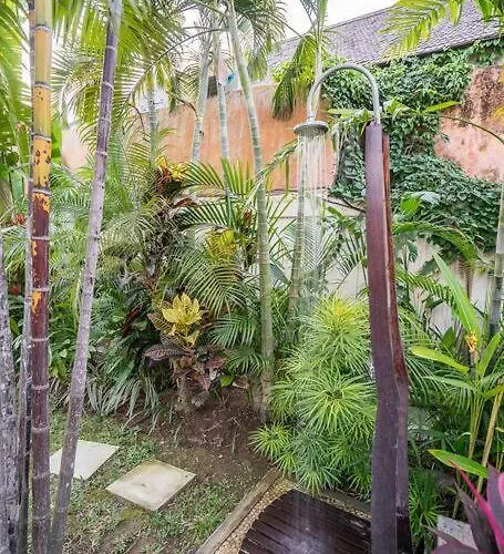 Tropical 3br In The Heart Of Seminyak