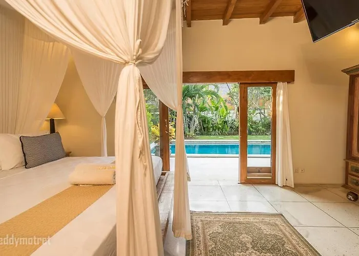 Tropical 3br In The Heart Of Seminyak