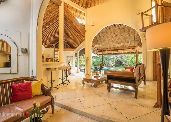 Tropical 3br In The Heart Of Villa Seminyak